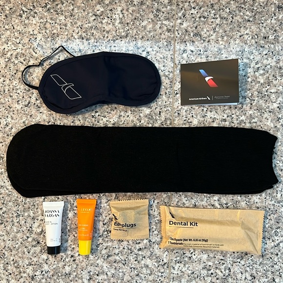 NWT American Airlines “13 lune” amenity kit (June 2024) - Picture 4 of 6